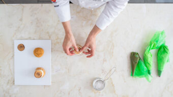 Choux mit gesalzener Karamelle, Vanille und Tonkabohnen