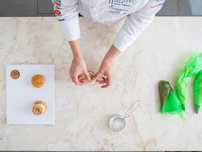 Choux mit gesalzener Karamelle, Vanille und Tonkabohnen