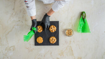 Erdnussplätzchen mit gesalzenem Karamell