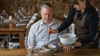 SERVIEREN EINER SUPPE