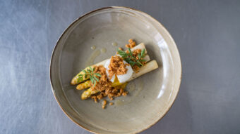 Weißer Spargel mit pochiertem Ei und Streusel