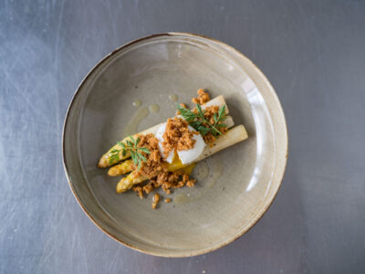 Weißer Spargel mit pochiertem Ei und Streusel